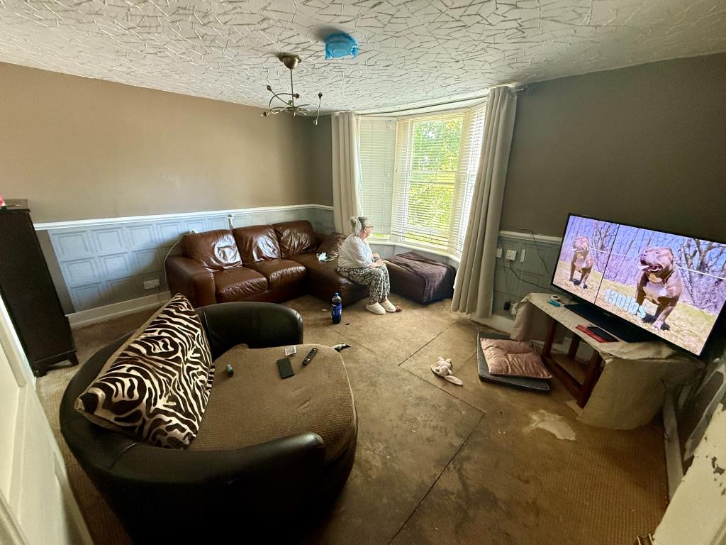 Lot: 116 - VACANT MIXED-USE BUILDING IN TOWN CENTRE - Living room